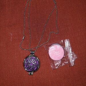 VTG. Puffed Circle Scent Perfume Pendant Necklace Silver Ball Chain Felt Inserts